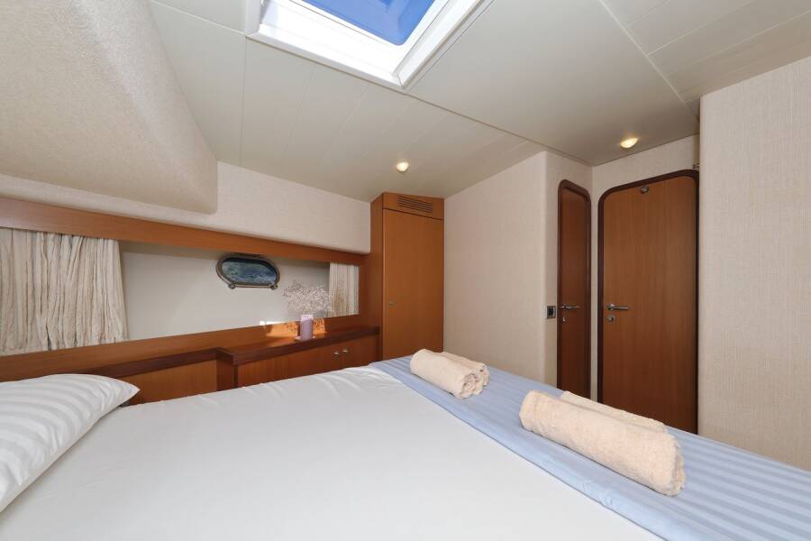 Ferretti Yachts 681