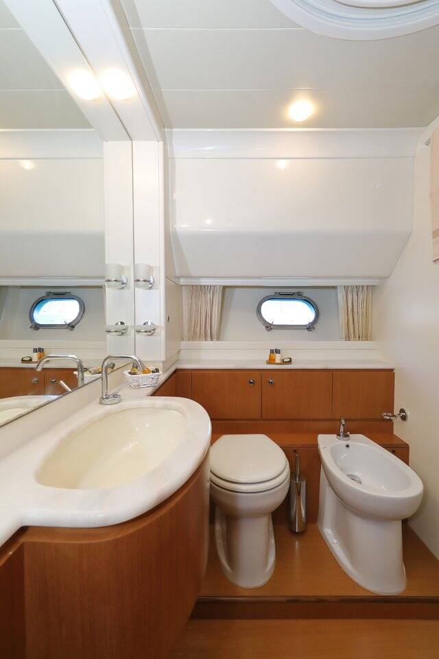 Ferretti Yachts 681