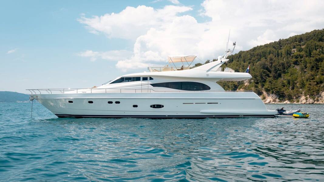 Ferretti Yachts 730