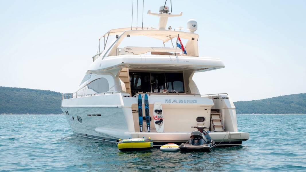 Ferretti Yachts 730