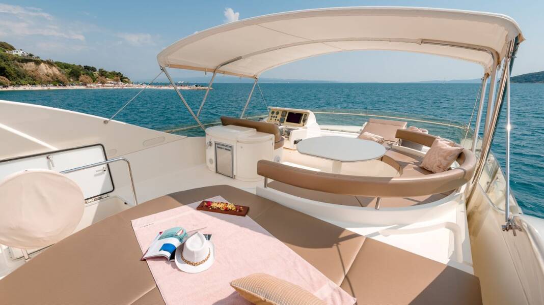 Ferretti Yachts 730