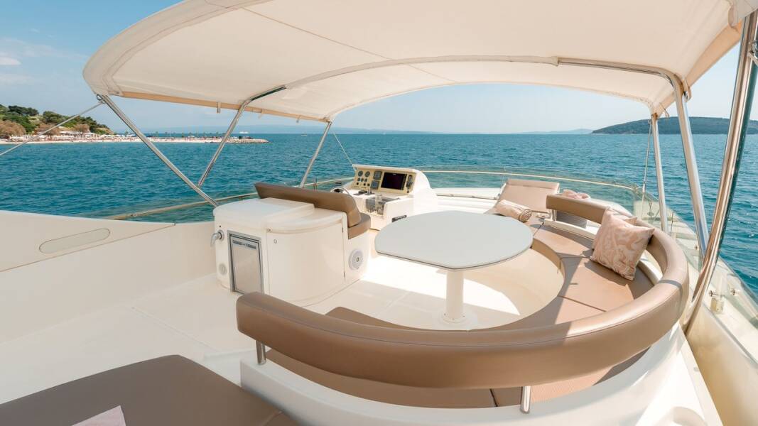 Ferretti Yachts 730