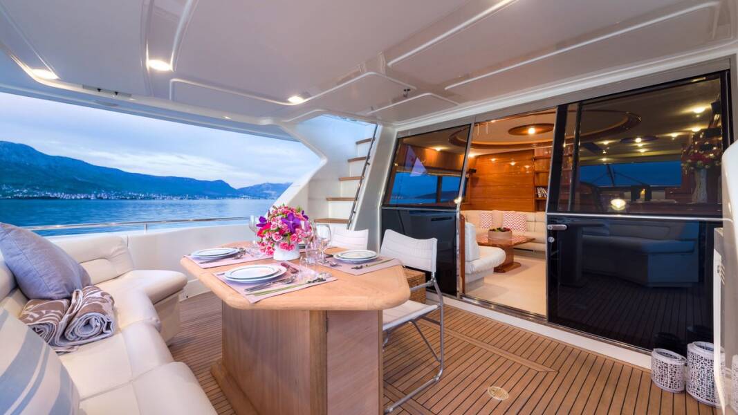 Ferretti Yachts 730