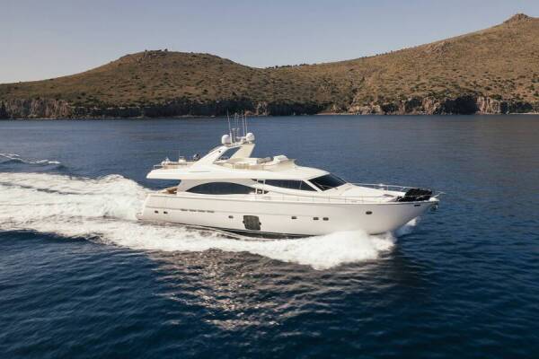 Ferretti Yachts 830