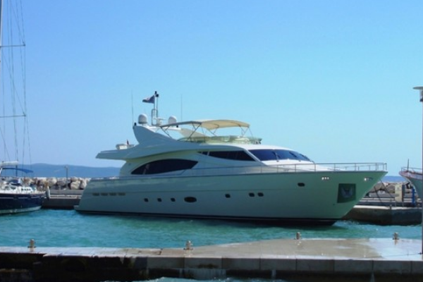 Ferretti Yachts 880