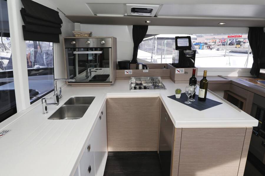 Fountaine Pajot Astrea 42