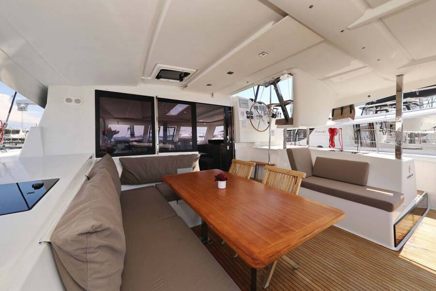 Fountaine Pajot Lucia 40