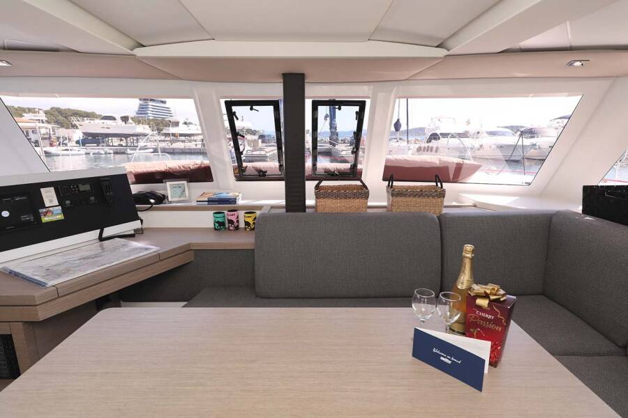 Fountaine Pajot Lucia 40