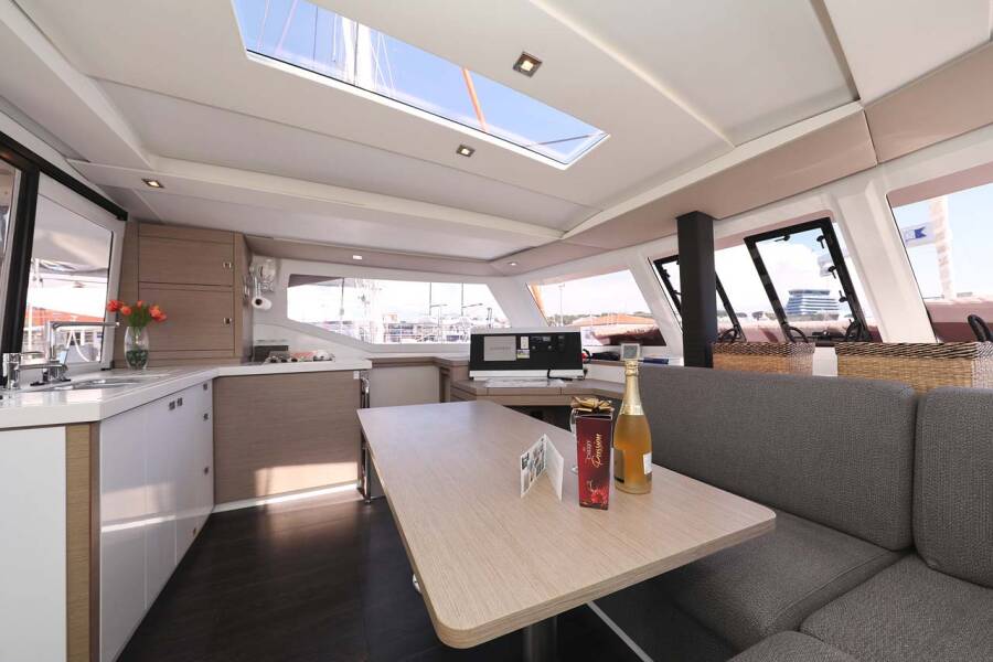 Fountaine Pajot Lucia 40