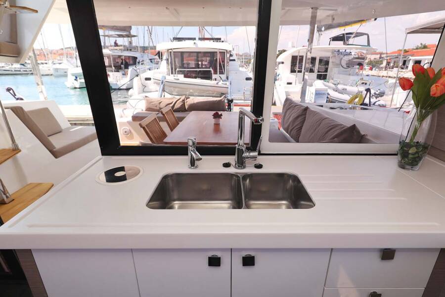 Fountaine Pajot Lucia 40