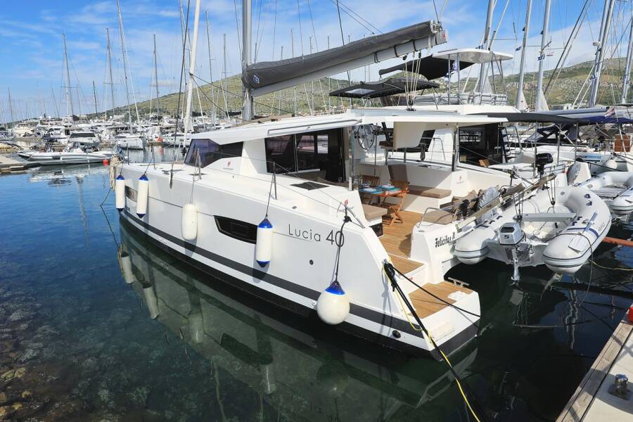 Fountaine Pajot Lucia 40