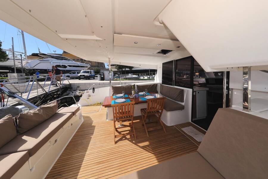 Fountaine Pajot Lucia 40