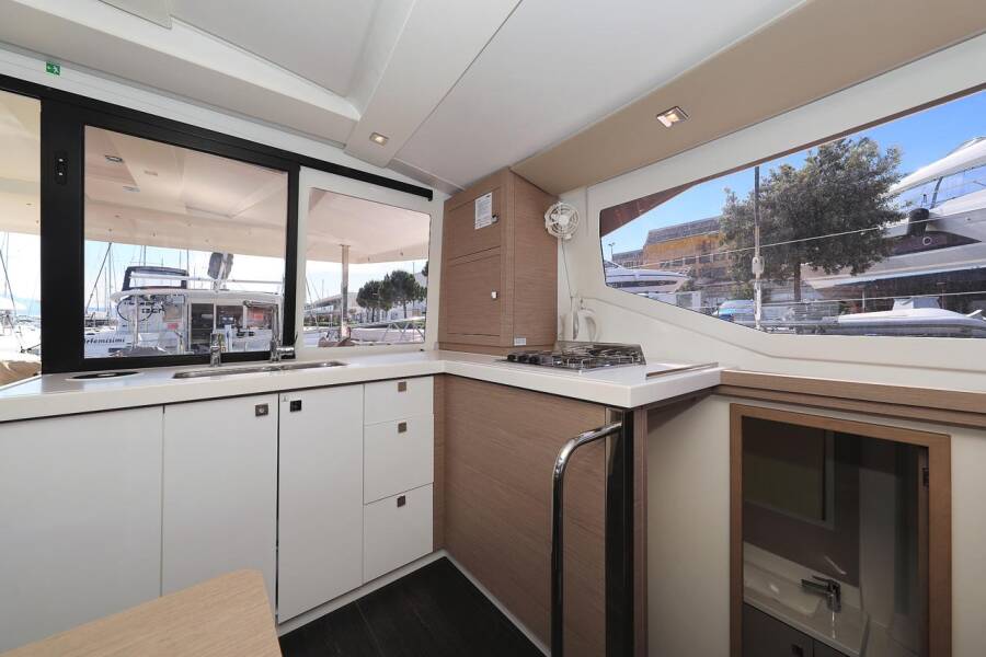 Fountaine Pajot Lucia 40