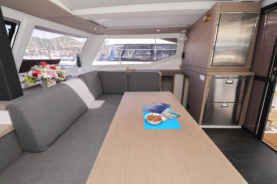 Fountaine Pajot Lucia 40