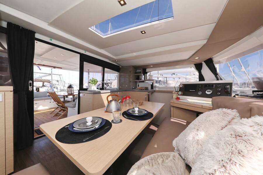 Fountaine Pajot Lucia 40