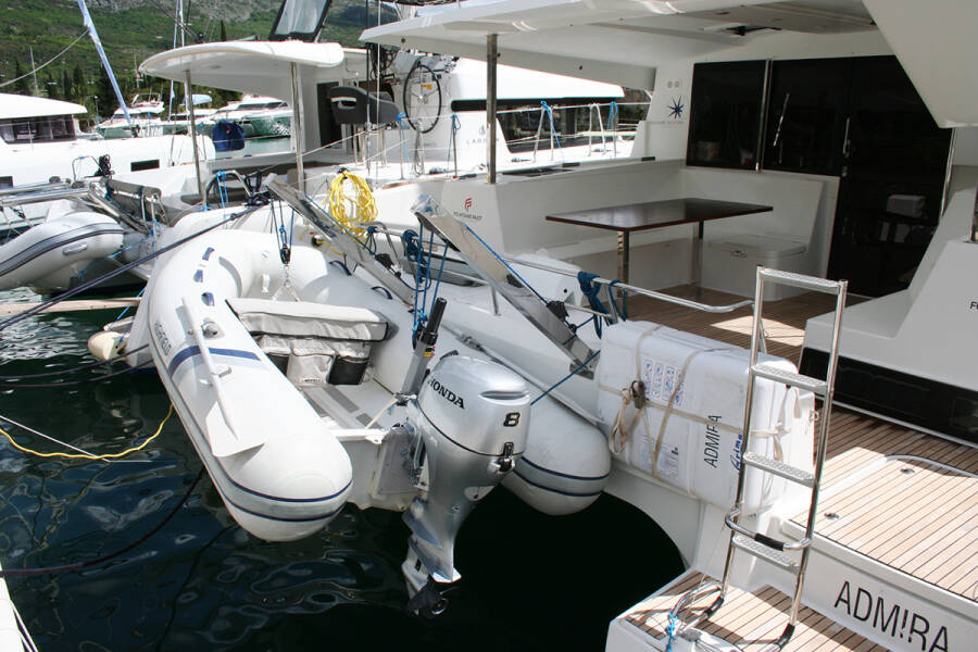 Fountaine Pajot Lucia 40