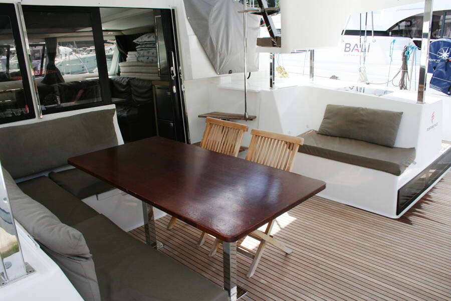 Fountaine Pajot Lucia 40