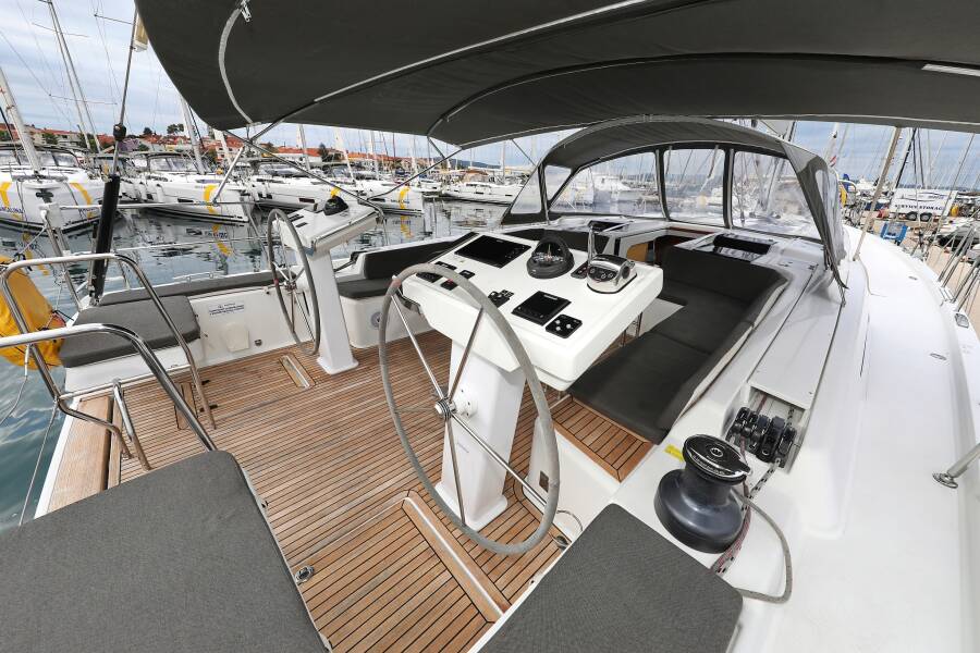 Hanse 548