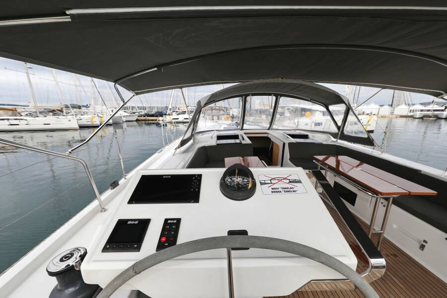 Hanse 548