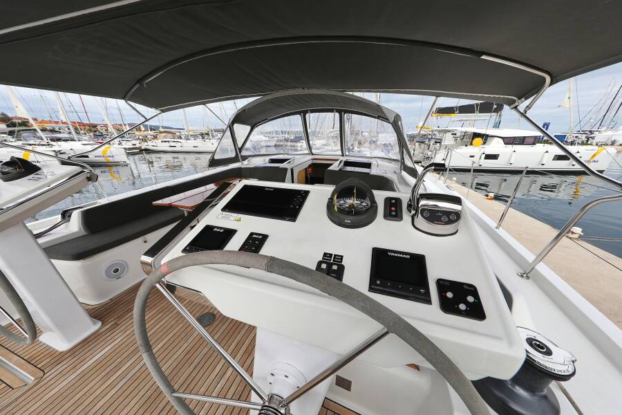 Hanse 548