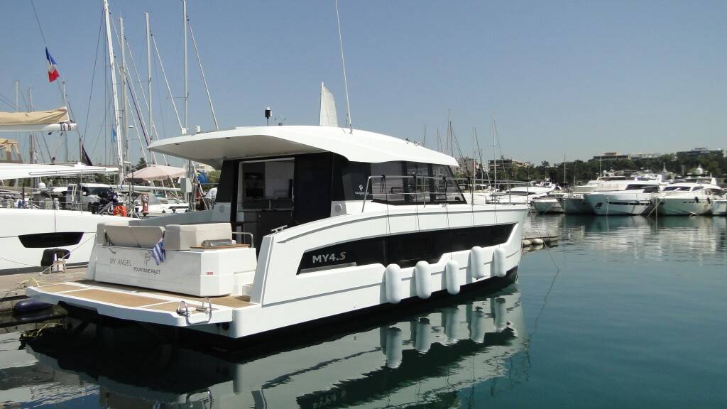 Motor Yacht 4.S