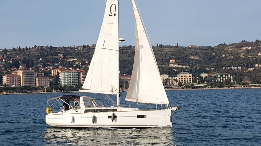 Oceanis 38