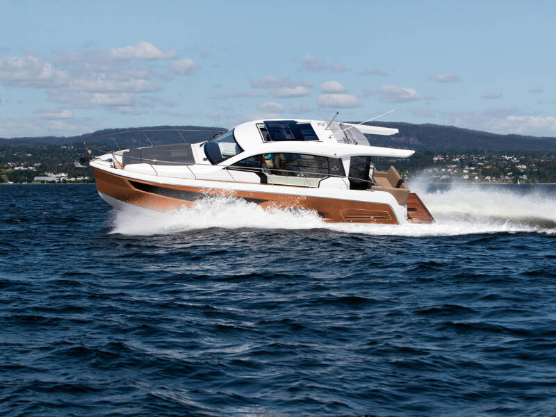 Sealine C390